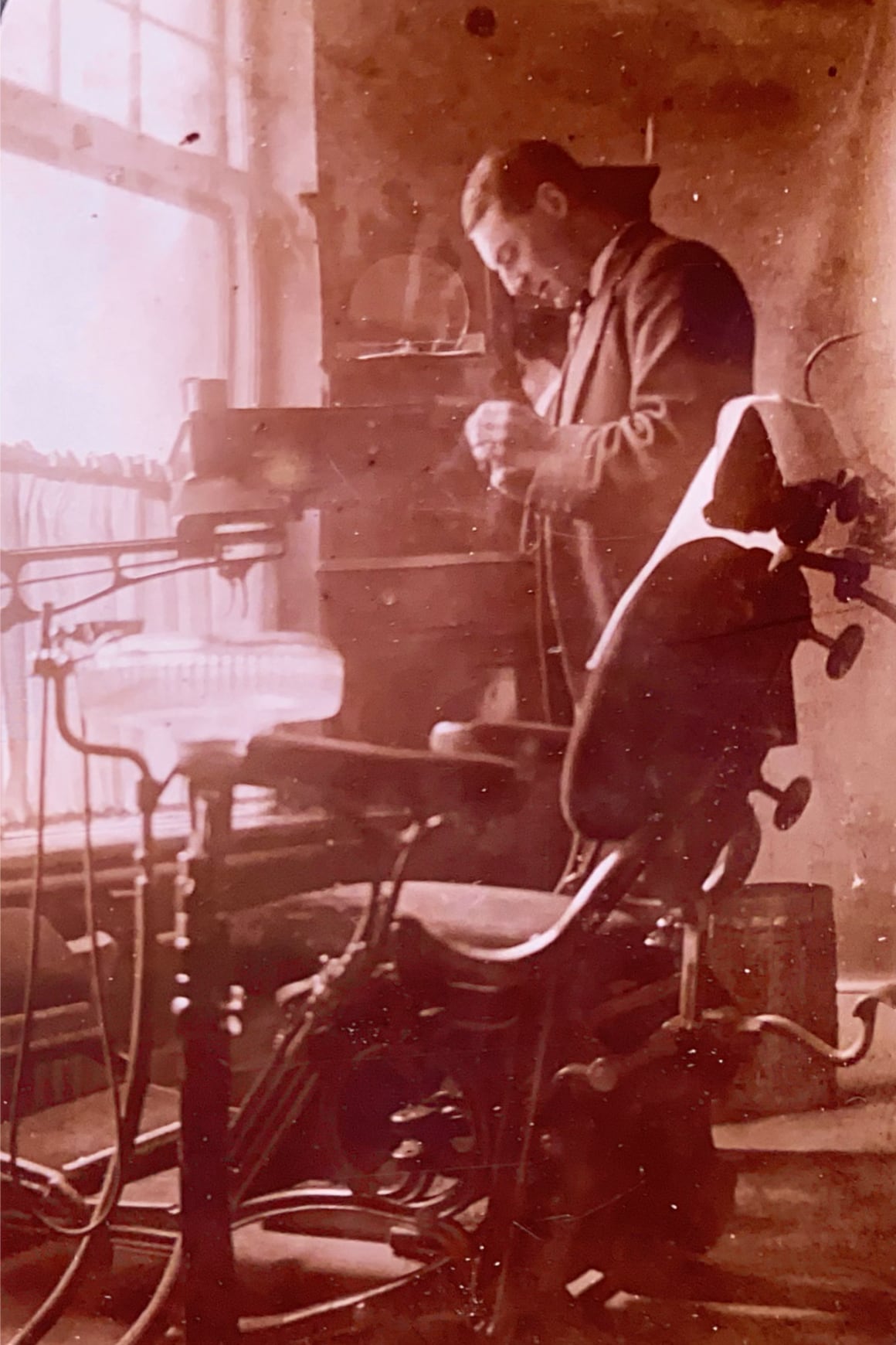 Urgroßvater in eigener Zahnarztpraxis, Exeter | UK